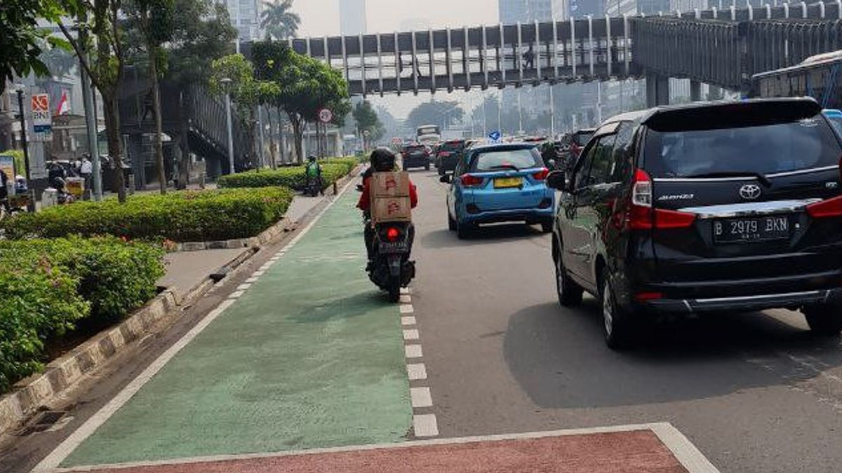 Jakarta Starts To Get Jammed, The Streets Are Filled With Motorized Vehicles Every Morning And Evening