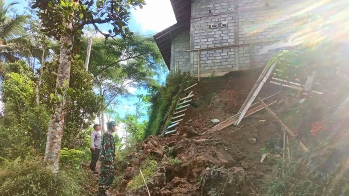 Bangunan SD di Panggul Trenggalek Rawan Ambruk Akibat Rusaknya Penahan Tebing