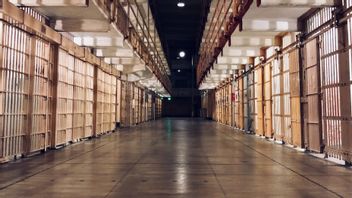 This Warden Gives Secret Information About Prisoners' Cells Location Of A Criminal Gang Leader 