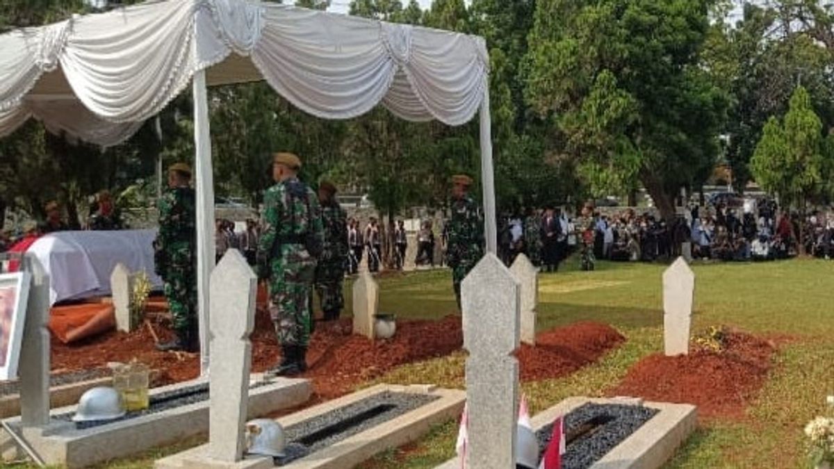 The National Police Chief To AHY Attended The Funeral Of The Chairman Of The Press Council Azyumardi Azra At TMP Kalibata