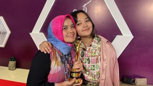 Ibu dan Adik Terima Piala Kemenangan Pertama Gusti Irwan Wibowo di AMI Awards