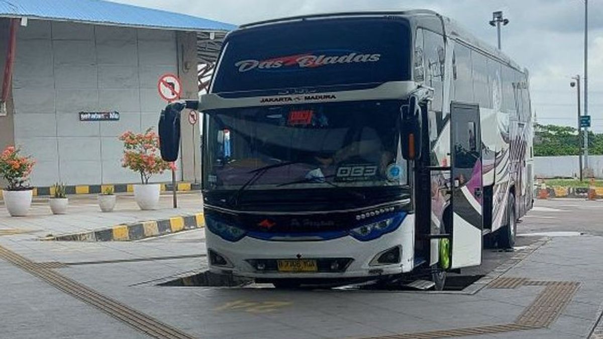 Police Guard Hotel Where Bruno Mars And Crew Stay Near JIS