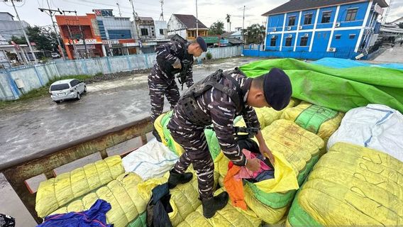 海軍がマレーシアからの違法な古着の密輸を阻止