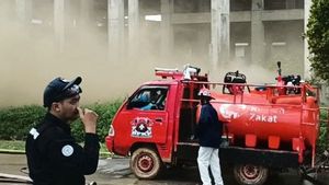 Lima Damkar Pontianak Sesak Napas Saat Berjibaku Padamkan Api di RS Untan