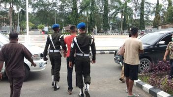 Oknum TNI Keluarkan Pistol saat Ditegur Satgas COVID-19