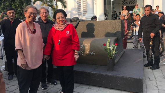 Reviewing The Art Exhibition At The National Gallery, Megawati Asks For A Monument For The Kudatuli Event At The PDIP Headquarters