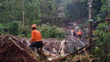 大雨导致婆罗浮屠的凯纳兰小村庄发生洪水和山体滑坡