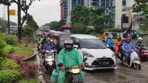 Jalan DI Panjaitan Jaktim Banjir, Pengguna Jalan Keluhkan Sistem Drainase Buruk