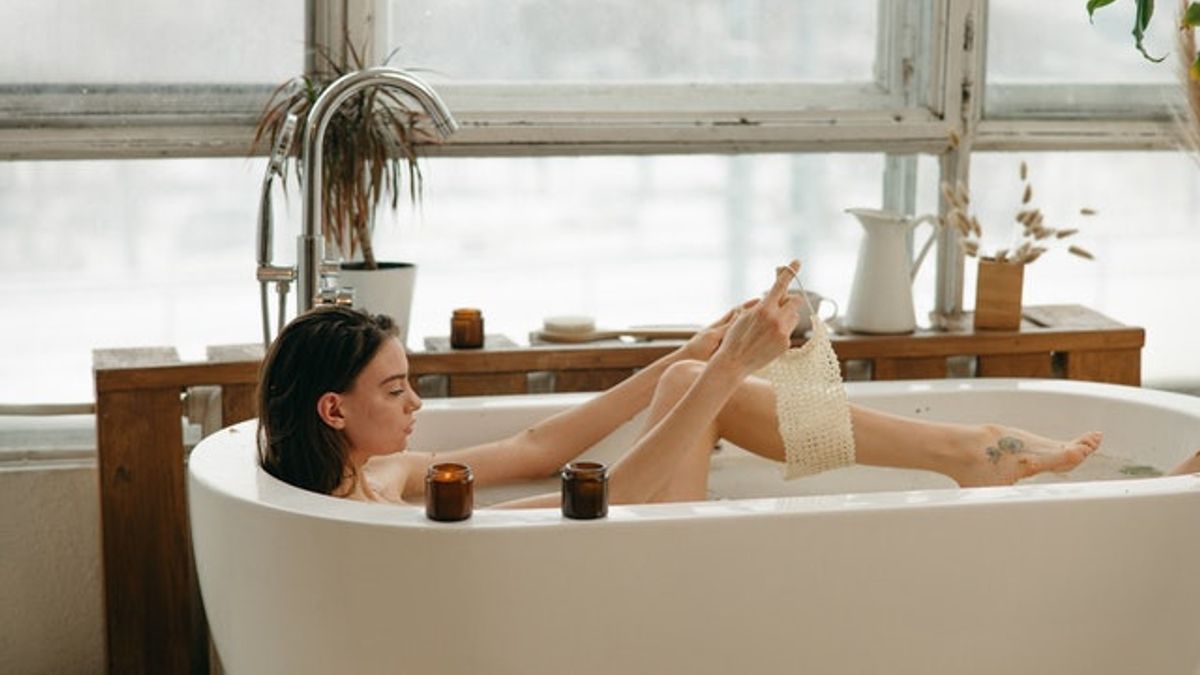 Besides Relaxation, Here Are 5 Health Benefits Of Frequent Body Scrub