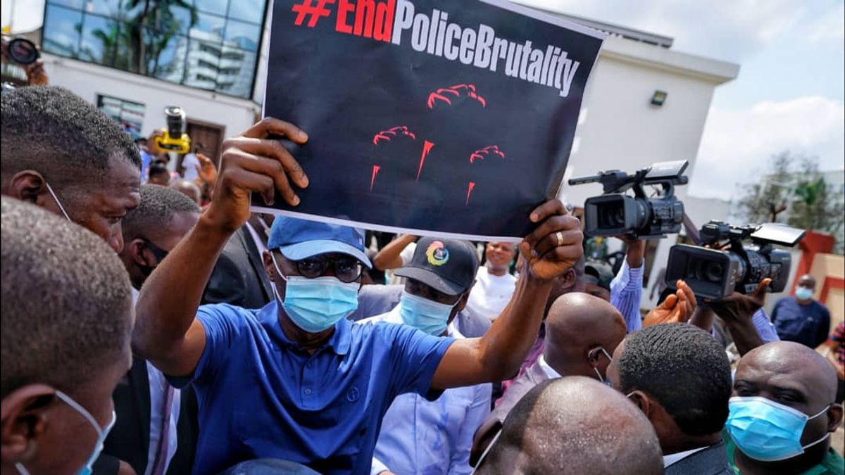 [新闻教育]尼日利亚总统反对警察镇压抗议者并承诺改革警察
