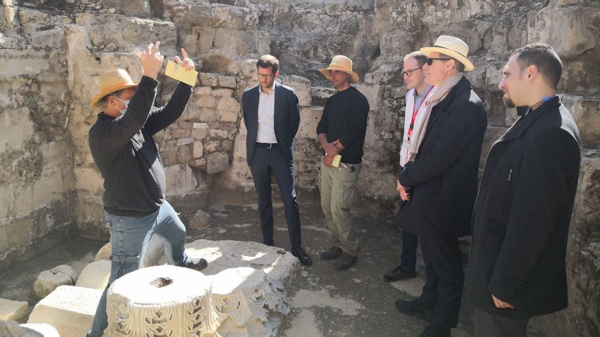 蜿蜒的道路 考古学家在加沙巴勒斯坦进行古代遗址的发掘和保存