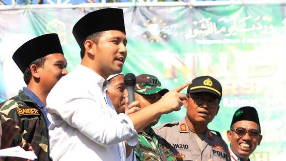 شرق جاوة نائب حاكم اميل Dardak تقريرا إلى باواسيلو ل2 تحيات الاصبع في Cawalkot Machfud Arifin الحدث