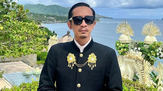 Dipuji Ganteng oleh Warganet, Intip 7 Potret Aming Kenakan Beskap Warna Hitam