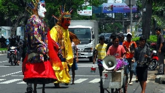 DPRD Soroti Ondel-Ondel Street Performers, Majority Not Jakarta Residents