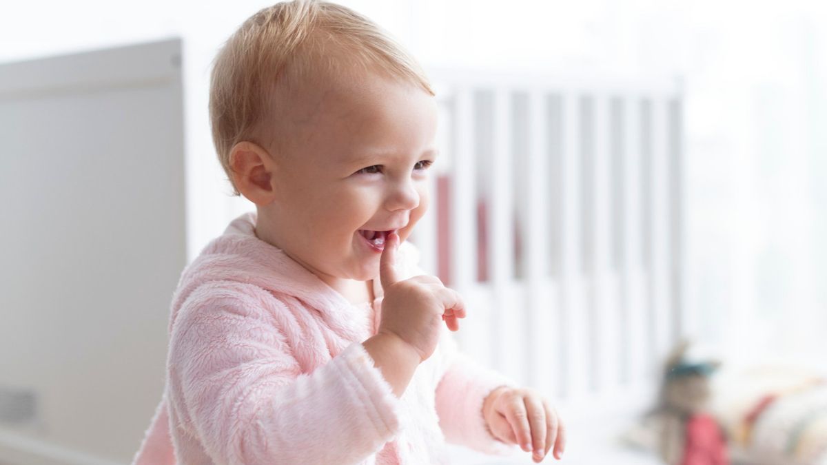 Ortu在婴儿的第一颗牙齿长出时应该做的5件事
