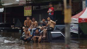'Kenangan' Banjir Kala Siswa se-DKI Mulai Kembali Masuk Sekolah