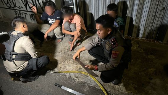 Polisi Tangkap 17 Remaja Tawuran dari Dua Kelompok Berbeda di Jakbar, Sajam Disita