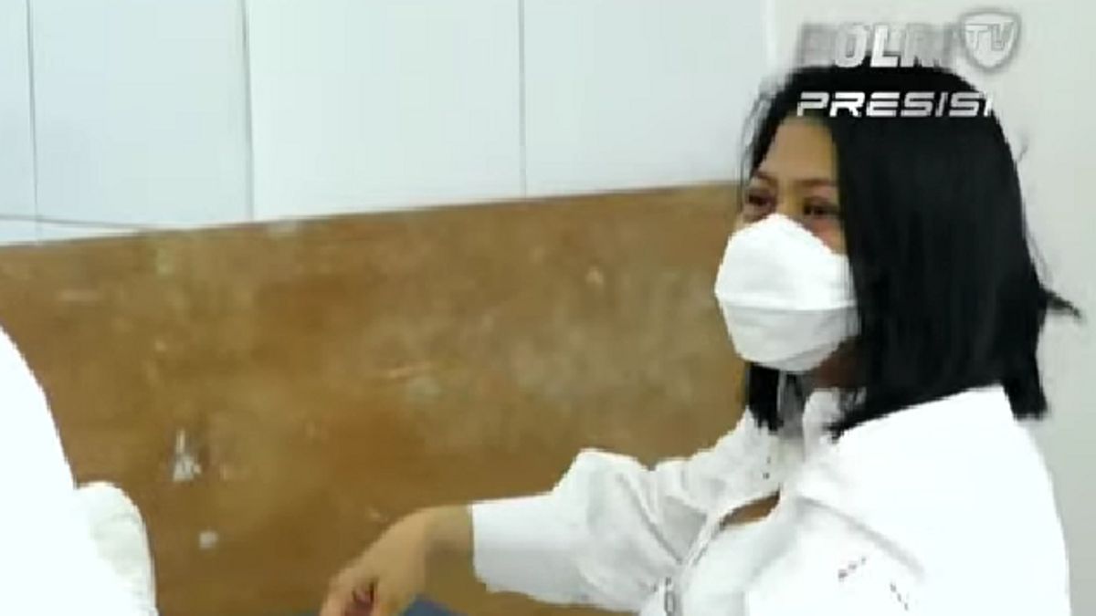 Photos Of Putri Candrawati Participating In The Reconstruction Of Brigadier J's Murder In Magelang, Wearing White Dress