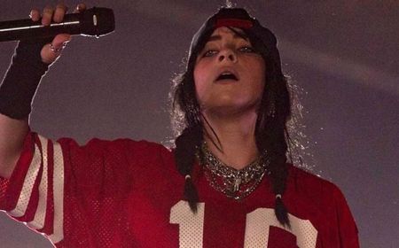 Billie Eilish Bahas Tren Menyebalkan Penggemar yang Lempar Benda ke Artis di Panggung