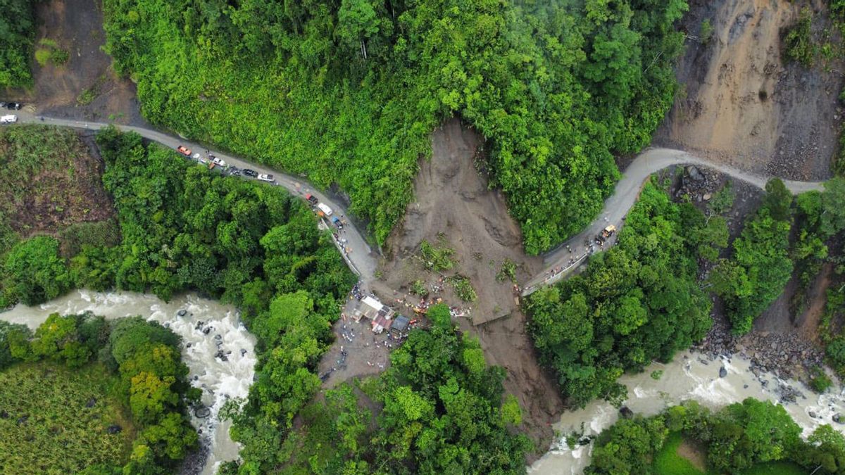 انهيار أرضي بسبب الأمطار الغزيرة في كولومبيا يخزن الحافلات ومقتل 34 شخصا