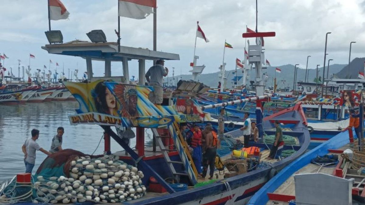 SAR Team Caring For Missing Fishermen In Trenggalek Waters