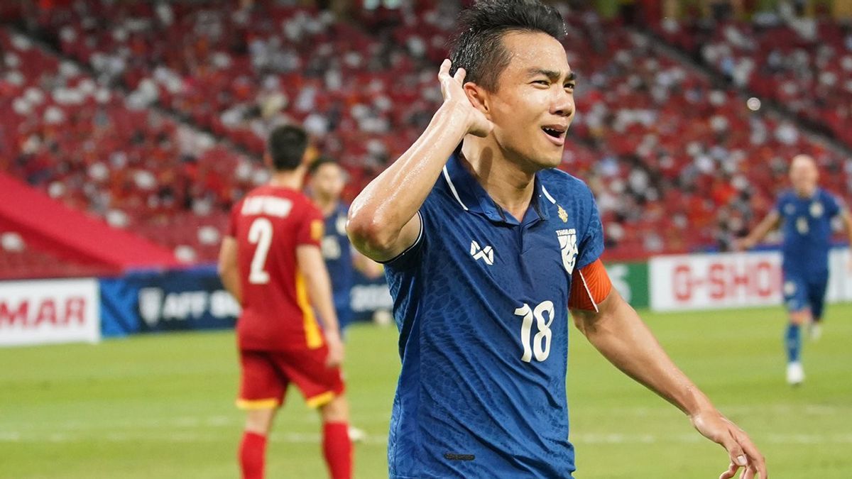 2020年AFF杯半决赛第一回合：泰国队通过Chanathip Songkrasin的支撑以2-0击败越南