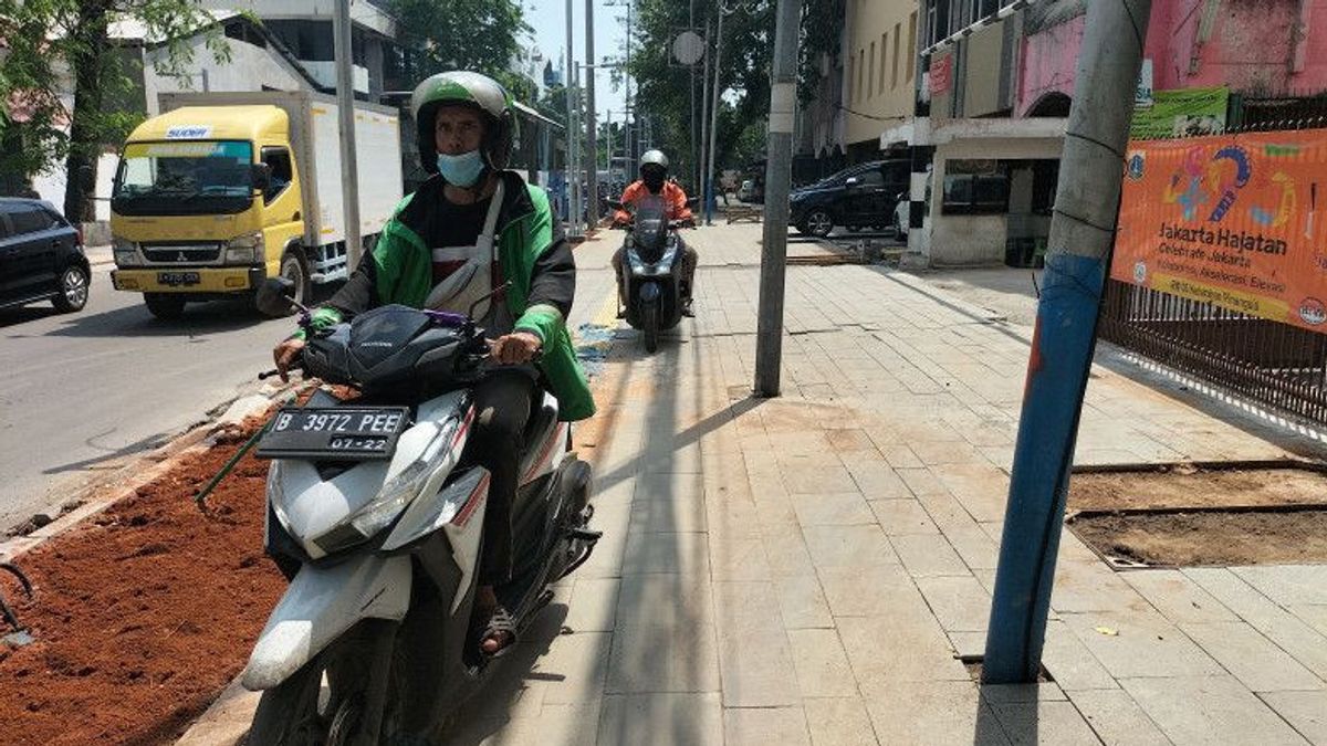 Motorcyclists In Old Town Asked Not To Cross Over New Trotoars By Revitalization
