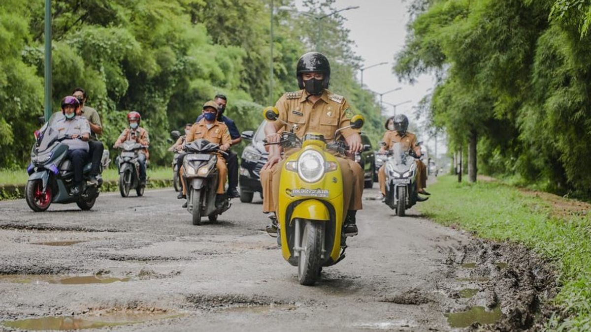 Naik Scoopy Kuning, Bobby Nasution Blusukan Cek Perbaikan Jalan Berlubang di Medan