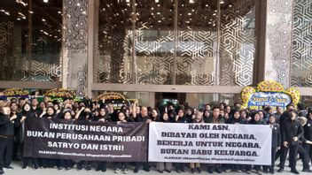 Mendiktisaintek Satryo Dianggap Semena-mena, Pegawai Demo: Kami Bekerja untuk Negara, Bukan Babu Keluarga!