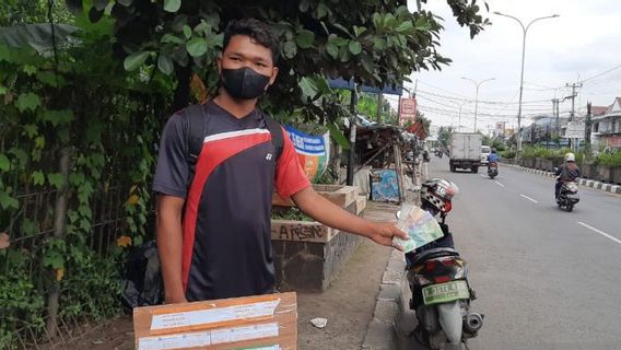 Seeing The Money Changing Business On The Roadside In Bekasi City