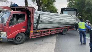 Broken Tires, Oleng Tronton Truck Hits Busway Separator In East Jakarta