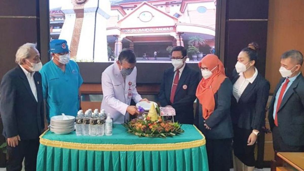 East Java Governor Encourages Doctors By Sending Tumpeng To The Hospital To Welcome Doctor's Day