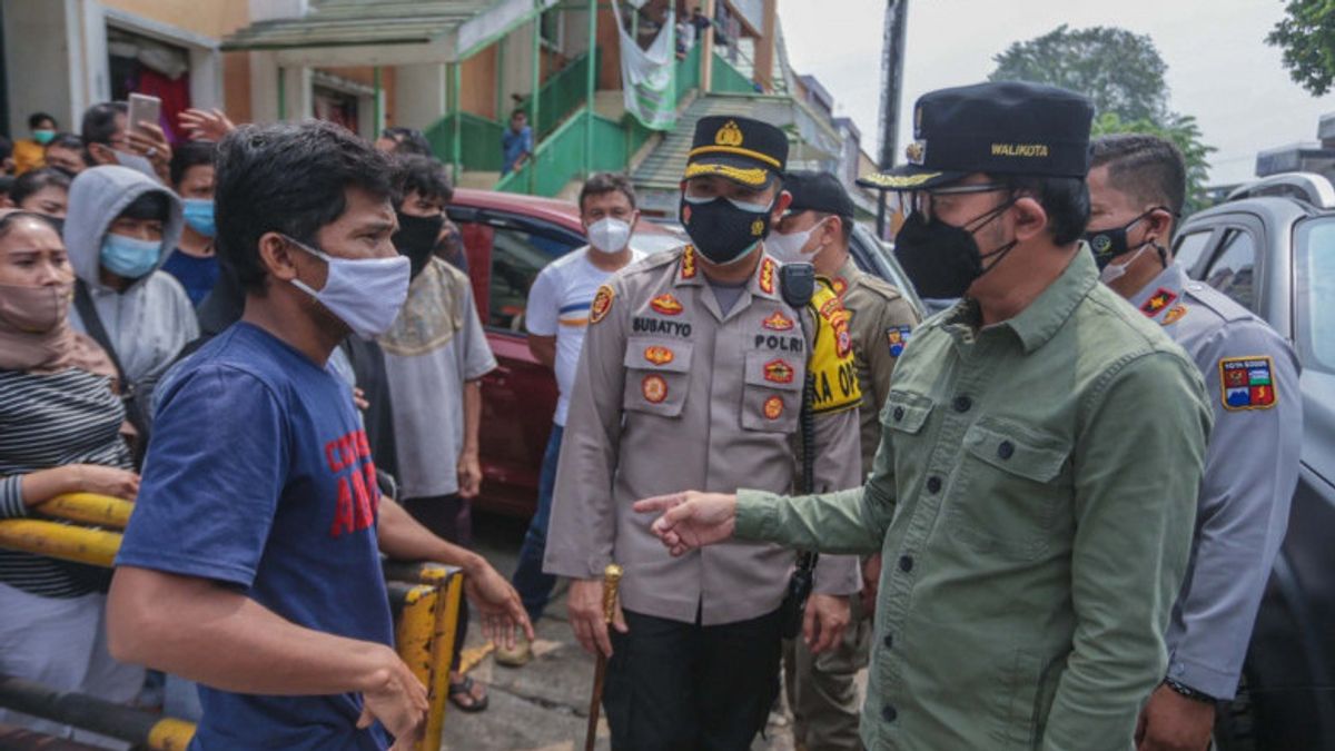 Le Maire De Bogor Distribue Des Colis Alimentaires Au Marché De Kebon Kembang