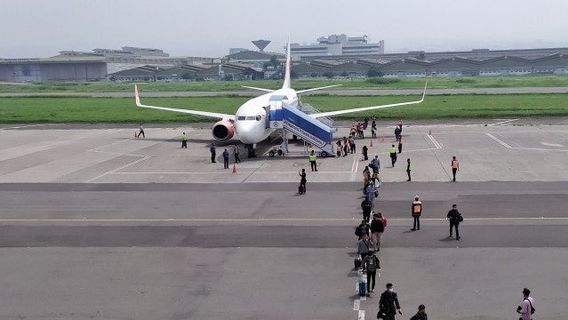 マネージャーは、バンドンのフーシン・サストラネガラ空港に着陸する前に飛行機が頻繁に回転する理由を説明します