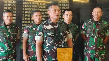 KKB成员Yusak Sondegau在Sugapa Intan Jaya的袭击期间携带SS1武器