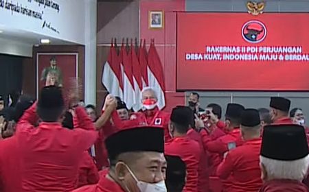 Di Rakernas PDIP, Bambang Pacul dan Ganjar Pranowo Salam Komando dan Pekik Merdeka