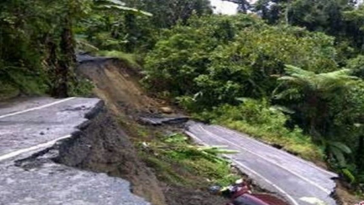 مقتل 3 أشخاص جراء انهيار أرضي على ساحل لامبونغ الغربي