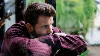 感情的に洪水の場合、心理学者からそれを管理するための8つのヒントに従ってください