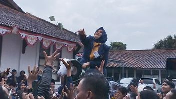 NasDem Candidate Sawer Uang At Garut KPU Office After Registration