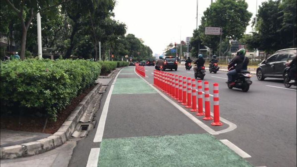 Sadar Kalau Pot Beton untuk Jalur Sepeda Permanen Persempit Jalan, Dishub DKI Gunakan <i>Stick Cone</i>