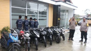 查亚普拉的四名学生加入了Curanmor Gasak 8摩托车的辛迪加,钱买了毒品
