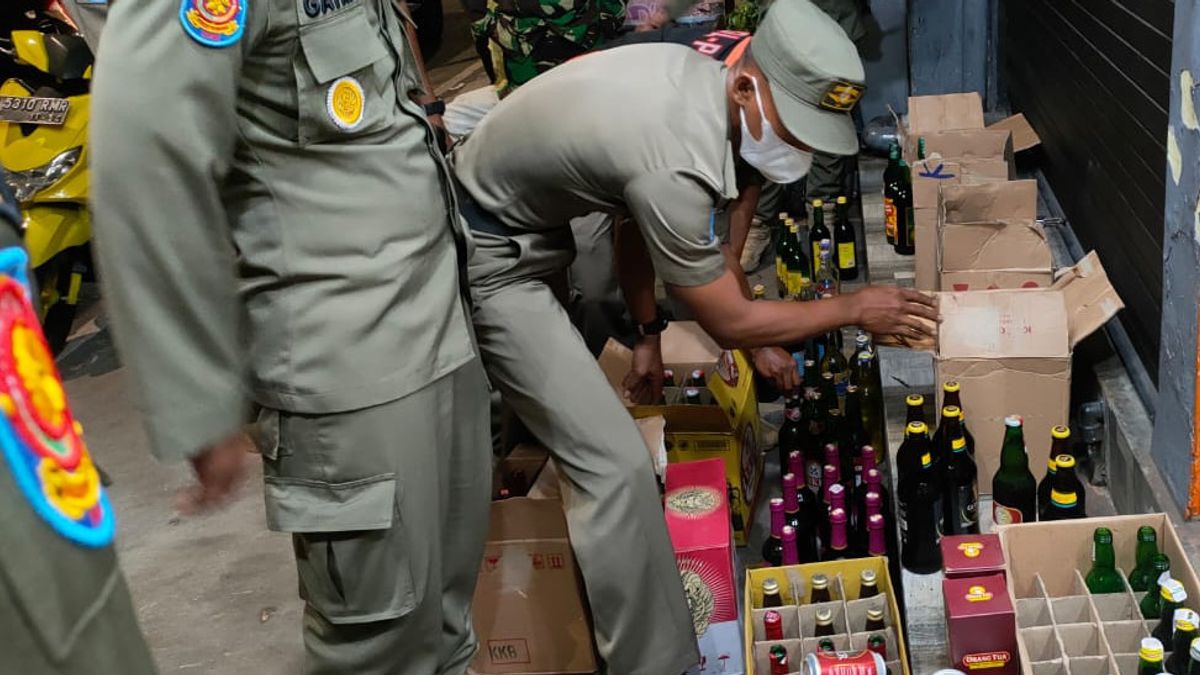 مئات زجاجات الكحول غير المرخصة التي ضبطها ضباط شرطة الخدمة المدنية من 3 أماكن في وسط جاكرتا