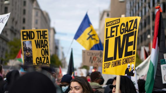 Inspiré par les manifestations contre la guerre du Vietnam, un étudiant pro palestinien brise sa fenêtre à nouveau en salle d'affaires de l'Université Columbia