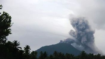 Dalam 12 Jam, Gunung Ibu 9 Kali Erupsi Beruntun