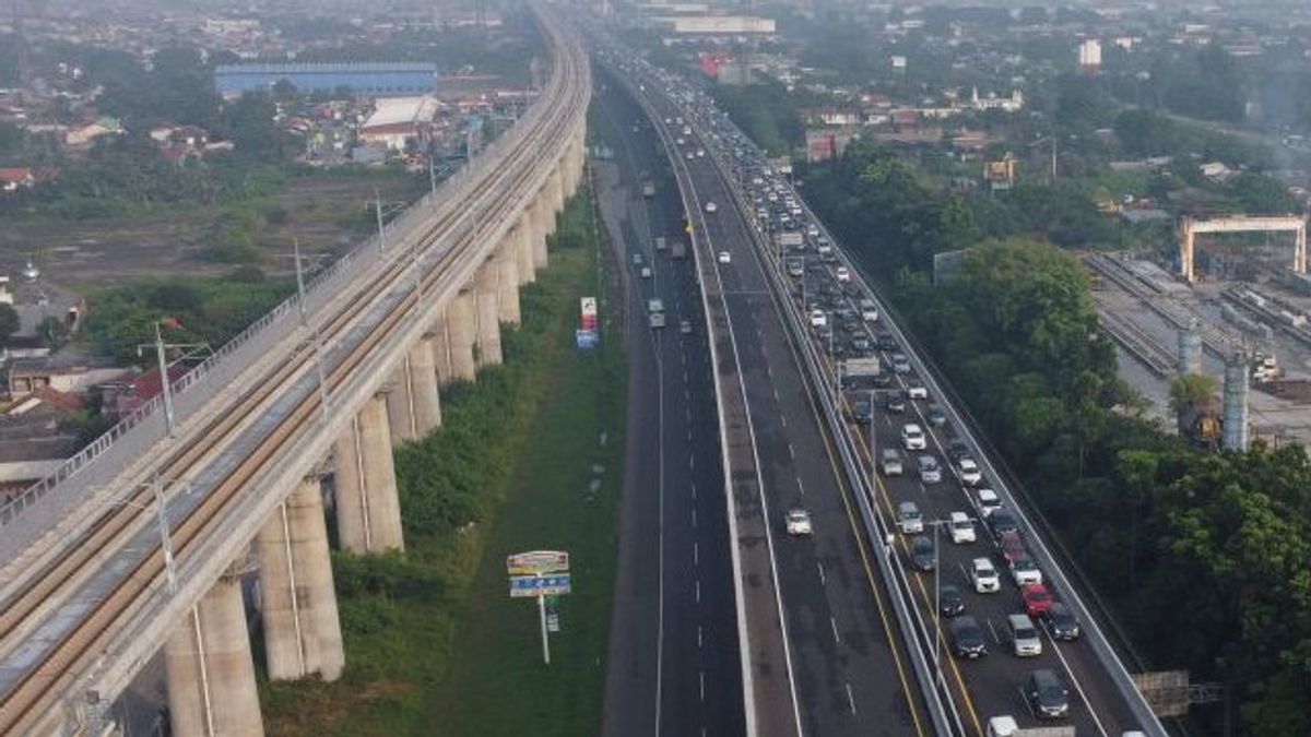 Korlantas Polri Terapkan <i>Contraflow</i> di Tol Jakarta-Cikampek, Ini Aturannya
