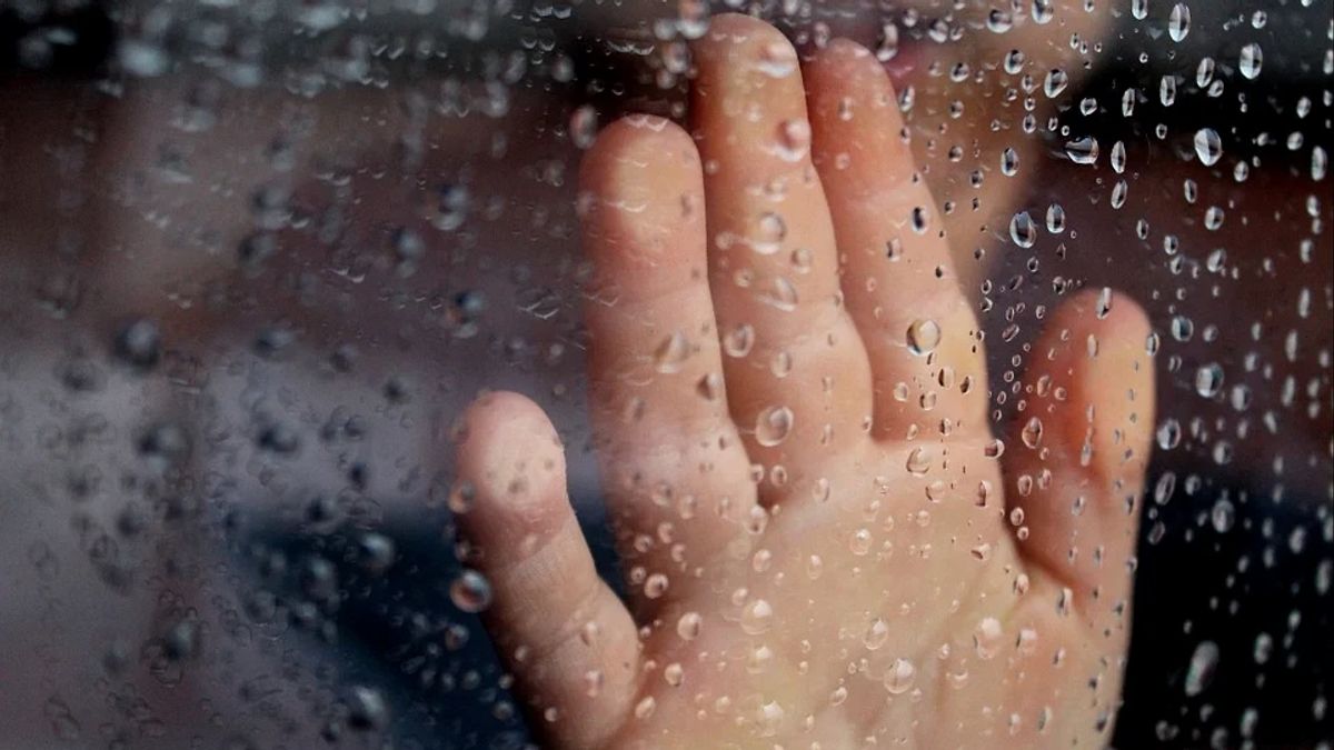 Hujan Disertai Angin Kencang Melanda Jabodetabek, BMKG Minta Warga Waspada