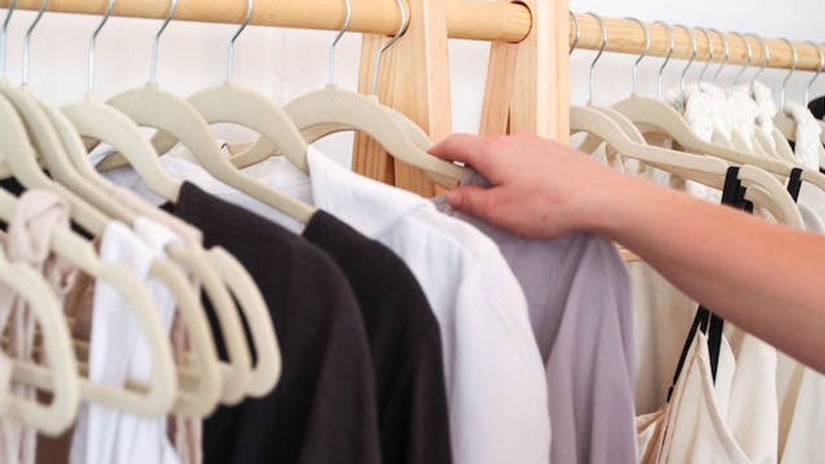 5 Tips For Eliminating Investigatives On Clothes Without Using Iron