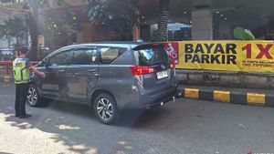 Pengelola Pasang Spanduk Larangan Pungutan Parkir Liar di Blok M