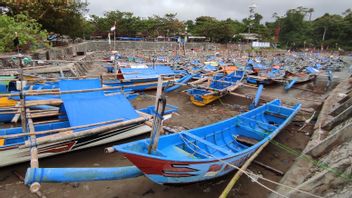Gelombang Tinggi Rusak Puluhan Perahu Nelayan di Pantai Jayanti