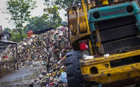 Pemkot Bandung Tutup Tumpukan Sampah Menggunung dengan Seng di TPS Pasar Ciwastra